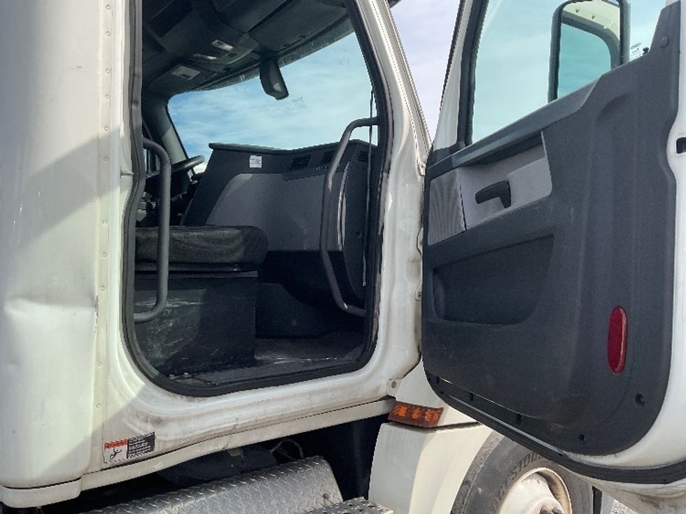 Day Cab Tractor-Heavy Duty Tractors-Freightliner-2018-T12664ST-Harrisburg-PA-440,406\n\t\tmiles-$ 41,250 - Image 12
