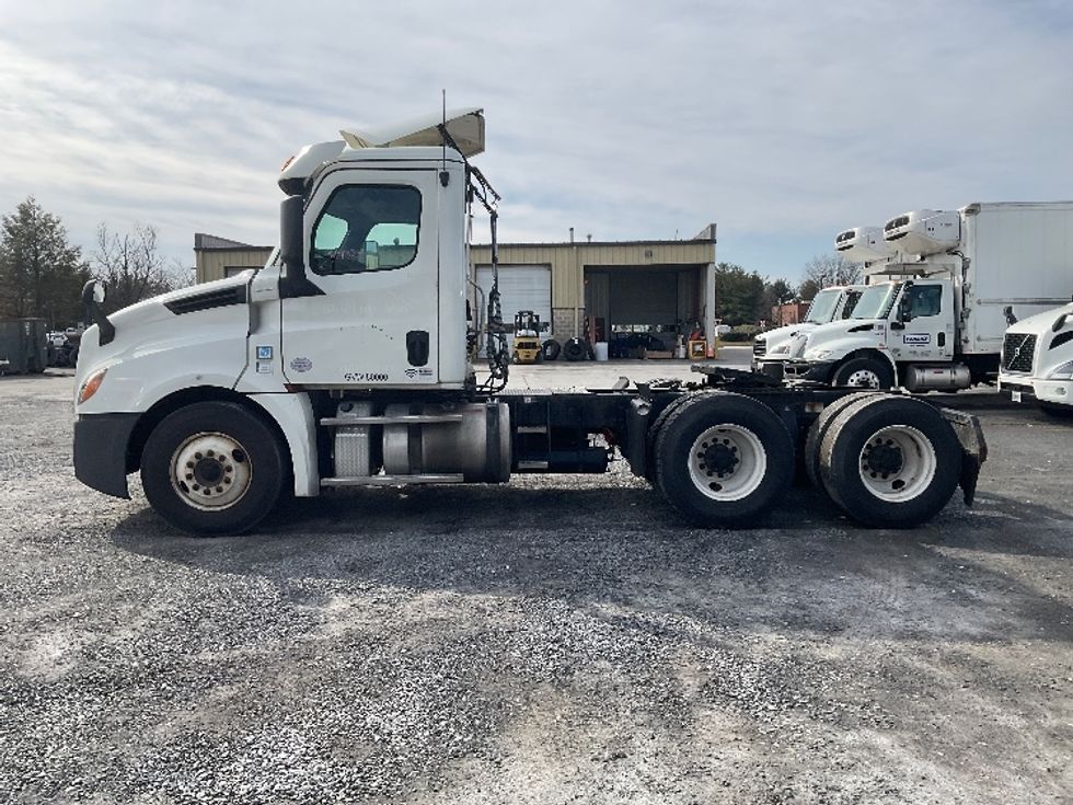 Day Cab Tractor-Heavy Duty Tractors-Freightliner-2018-T12664ST-Harrisburg-PA-440,406\n\t\tmiles-$ 41,250 - Image 4