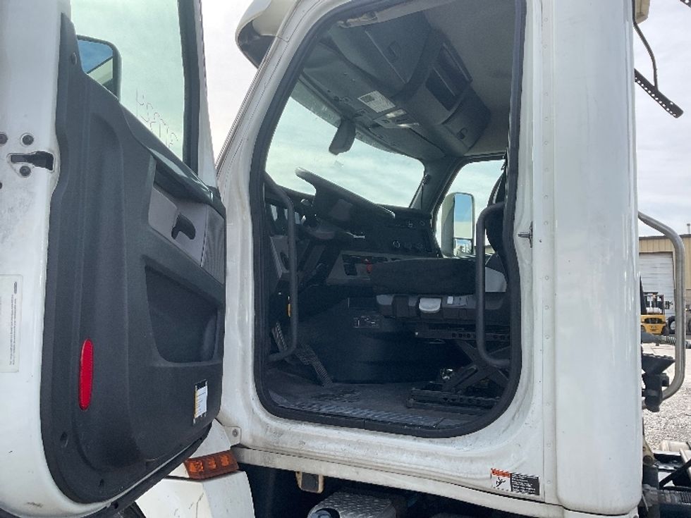 Day Cab Tractor-Heavy Duty Tractors-Freightliner-2018-T12664ST-Harrisburg-PA-440,406\n\t\tmiles-$ 41,250 - Image 9