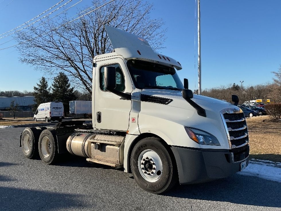 Day Cab Tractor-Heavy Duty Tractors-Freightliner-2018-T12664ST-Harrisburg-PA-455,136\n\t\tmiles-$ 40,750 - Image 1