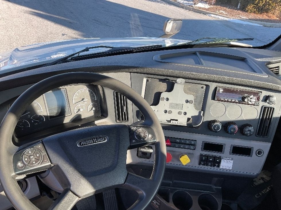 Day Cab Tractor-Heavy Duty Tractors-Freightliner-2018-T12664ST-Harrisburg-PA-455,136\n\t\tmiles-$ 40,750 - Image 11