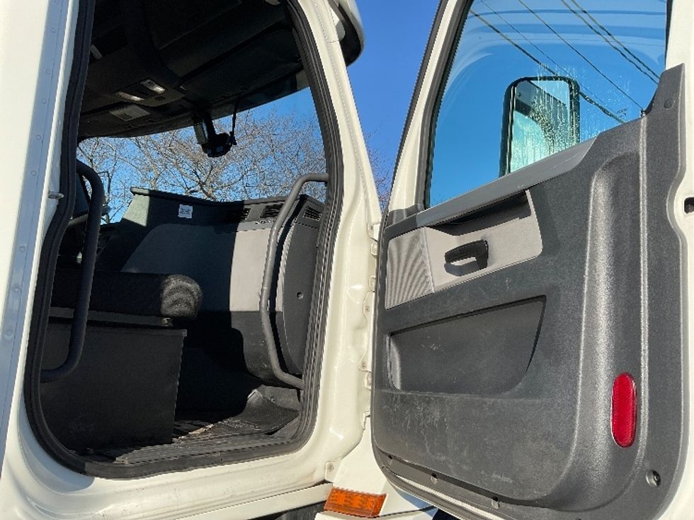 Day Cab Tractor-Heavy Duty Tractors-Freightliner-2018-T12664ST-Harrisburg-PA-455,136\n\t\tmiles-$ 40,750 - Image 12