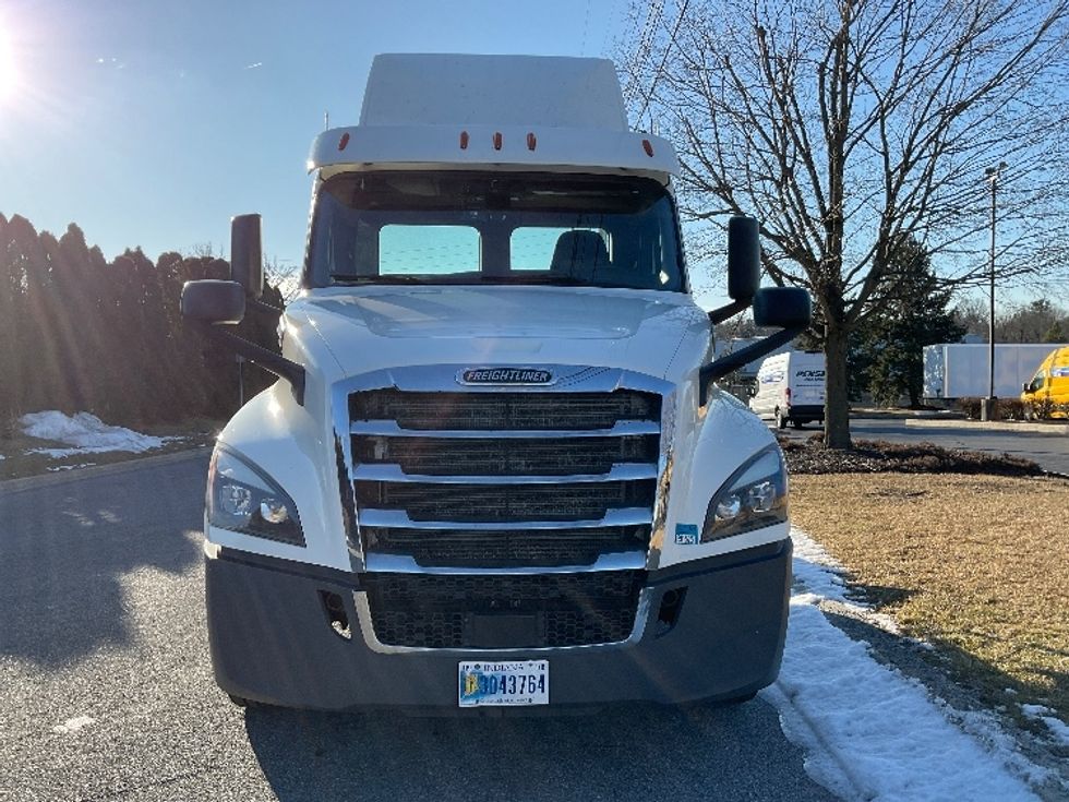 Day Cab Tractor-Heavy Duty Tractors-Freightliner-2018-T12664ST-Harrisburg-PA-455,136\n\t\tmiles-$ 40,750 - Image 2