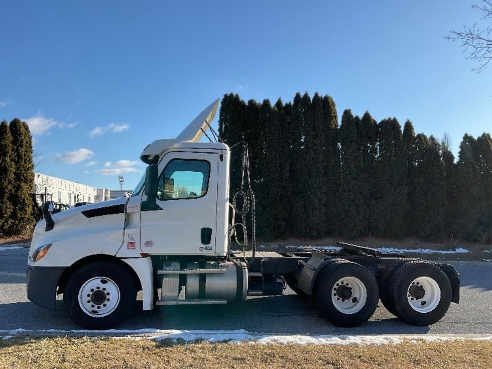 Day Cab Tractor-Heavy Duty Tractors-Freightliner-2018-T12664ST-Harrisburg-PA-455,136\n\t\tmiles-$ 40,750 - Image 4