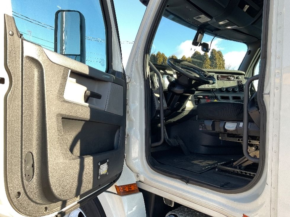 Day Cab Tractor-Heavy Duty Tractors-Freightliner-2018-T12664ST-Harrisburg-PA-455,136\n\t\tmiles-$ 40,750 - Image 9