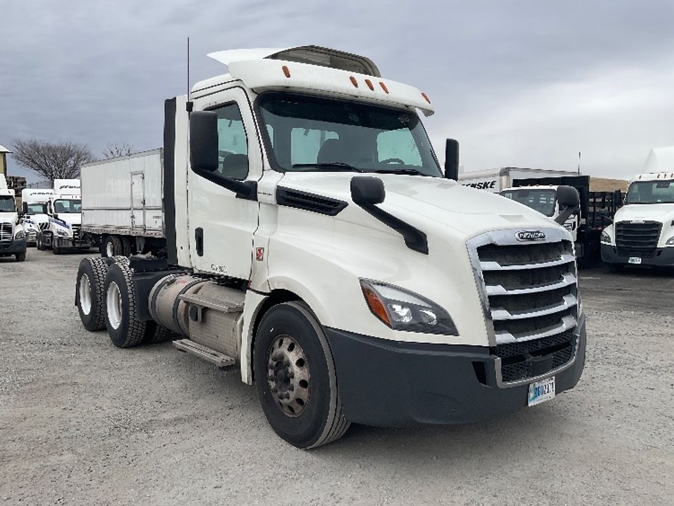Day Cab Tractor-Heavy Duty Tractors-Freightliner-2018-T12664ST-Harrisburg-PA-475,007\n\t\tmiles-$ 41,500 - Image 1