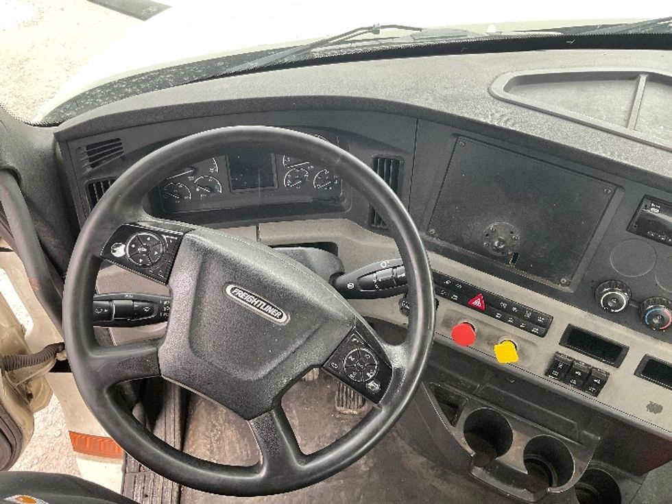 Day Cab Tractor-Heavy Duty Tractors-Freightliner-2018-T12664ST-Harrisburg-PA-475,007\n\t\tmiles-$ 41,500 - Image 11