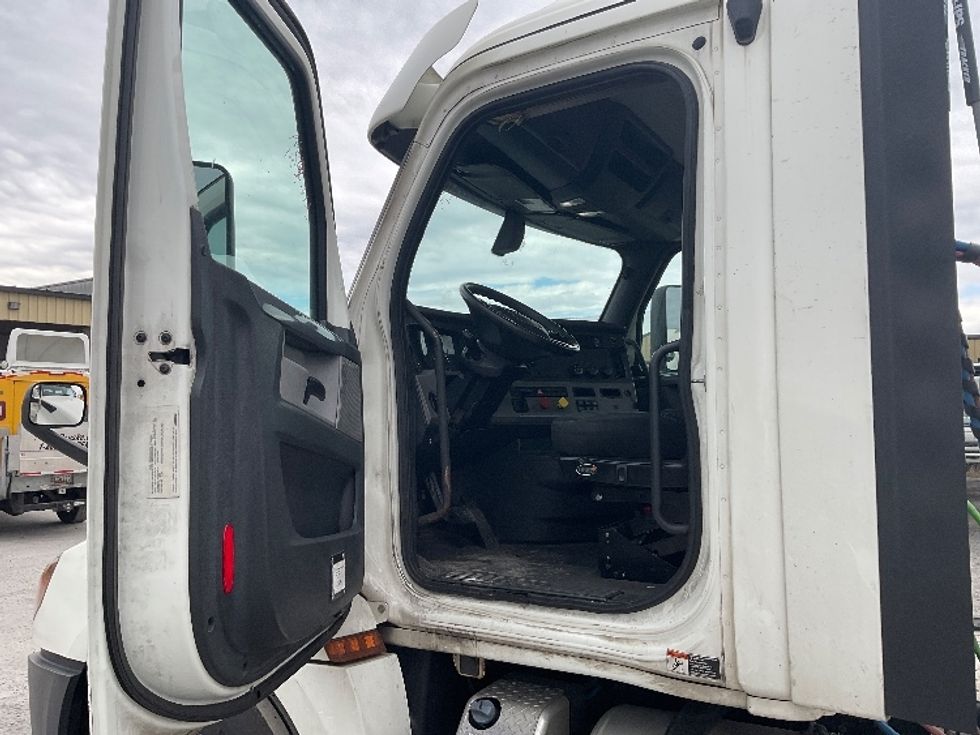 Day Cab Tractor-Heavy Duty Tractors-Freightliner-2018-T12664ST-Harrisburg-PA-475,007\n\t\tmiles-$ 41,500 - Image 9