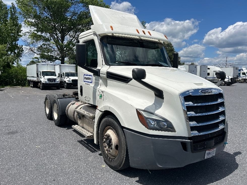 Day Cab Tractor-Heavy Duty Tractors-Freightliner-2018-T12664ST-Harrisburg-PA-478,452\n\t\tmiles-$ 30,750 - Image 1
