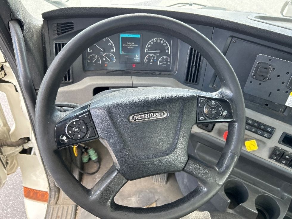 Day Cab Tractor-Heavy Duty Tractors-Freightliner-2018-T12664ST-Harrisburg-PA-478,452\n\t\tmiles-$ 30,750 - Image 11