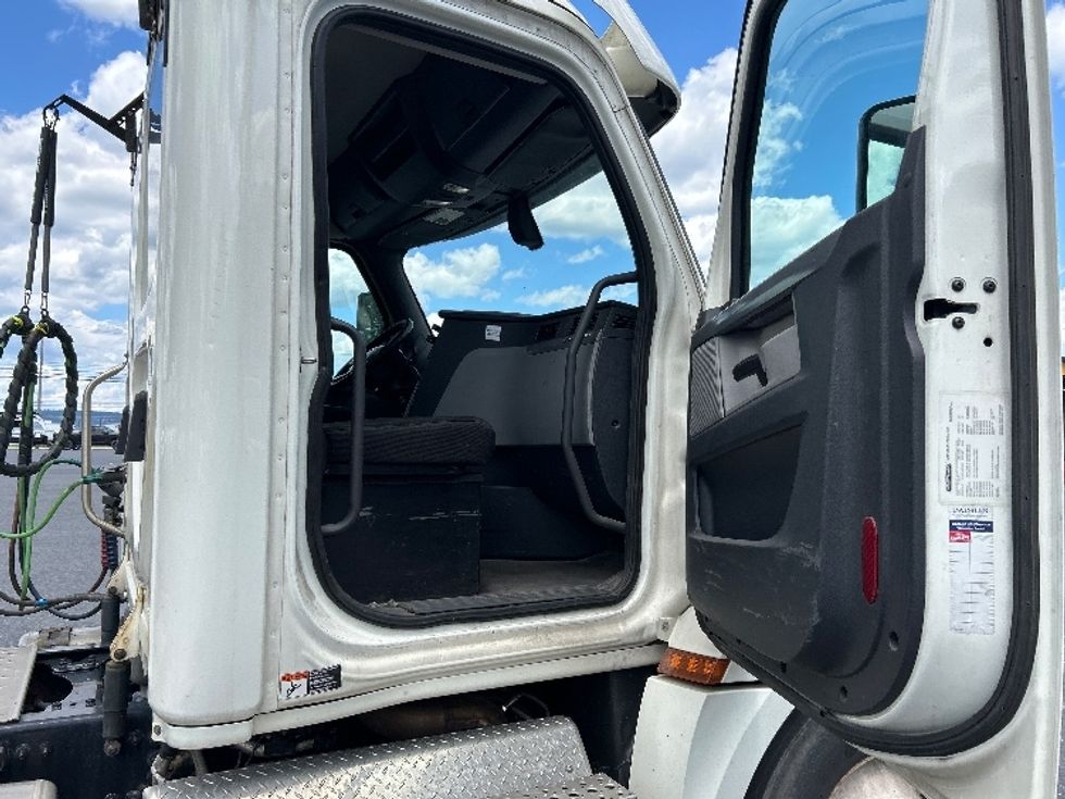 Day Cab Tractor-Heavy Duty Tractors-Freightliner-2018-T12664ST-Harrisburg-PA-478,452\n\t\tmiles-$ 30,750 - Image 12