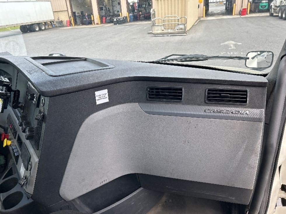Day Cab Tractor-Heavy Duty Tractors-Freightliner-2018-T12664ST-Harrisburg-PA-478,452\n\t\tmiles-$ 30,750 - Image 13