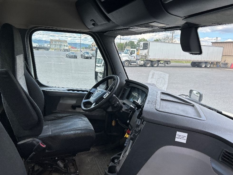 Day Cab Tractor-Heavy Duty Tractors-Freightliner-2018-T12664ST-Harrisburg-PA-478,452\n\t\tmiles-$ 30,750 - Image 14