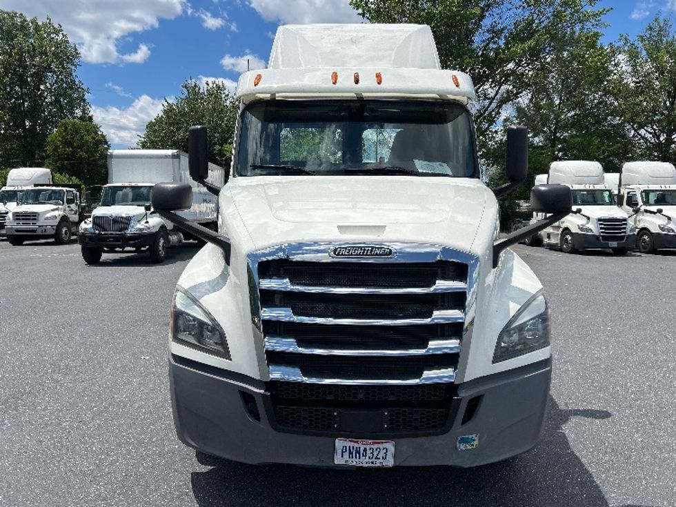Day Cab Tractor-Heavy Duty Tractors-Freightliner-2018-T12664ST-Harrisburg-PA-478,452\n\t\tmiles-$ 30,750 - Image 2