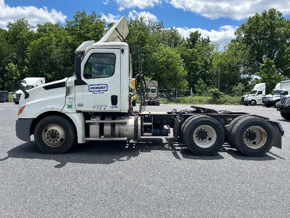 Day Cab Tractor-Heavy Duty Tractors-Freightliner-2018-T12664ST-Harrisburg-PA-478,452\n\t\tmiles-$ 30,750 - Image 4