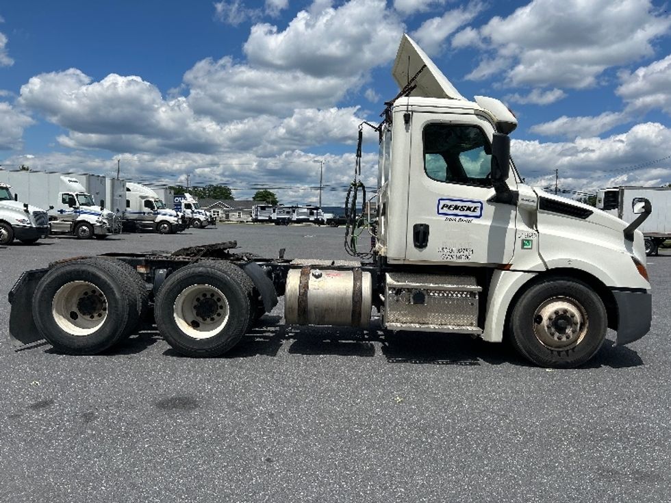 Day Cab Tractor-Heavy Duty Tractors-Freightliner-2018-T12664ST-Harrisburg-PA-478,452\n\t\tmiles-$ 30,750 - Image 8
