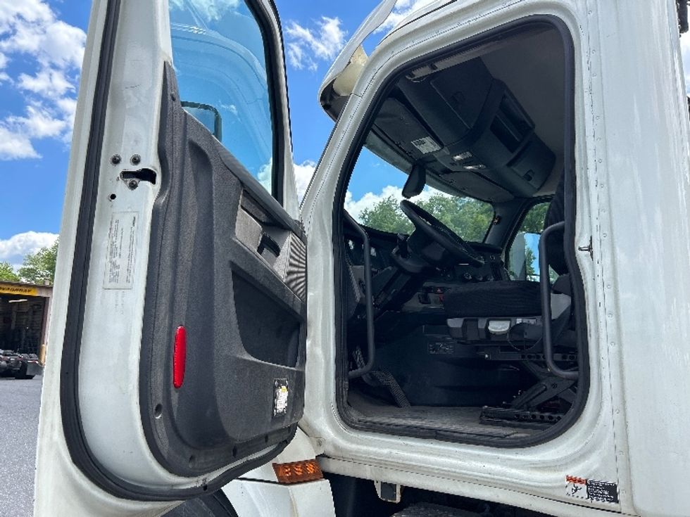 Day Cab Tractor-Heavy Duty Tractors-Freightliner-2018-T12664ST-Harrisburg-PA-478,452\n\t\tmiles-$ 30,750 - Image 9