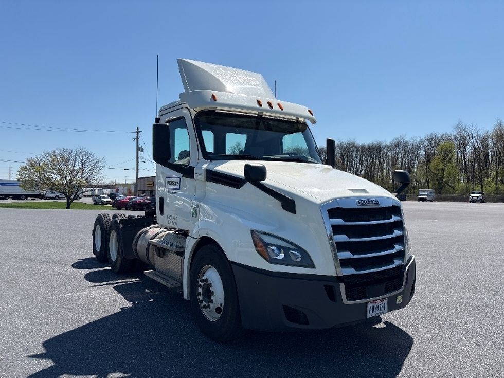 Day Cab Tractor-Heavy Duty Tractors-Freightliner-2018-T12664ST-Harrisburg-PA-521,512\n\t\tmiles-$ 30,250 - Image 1