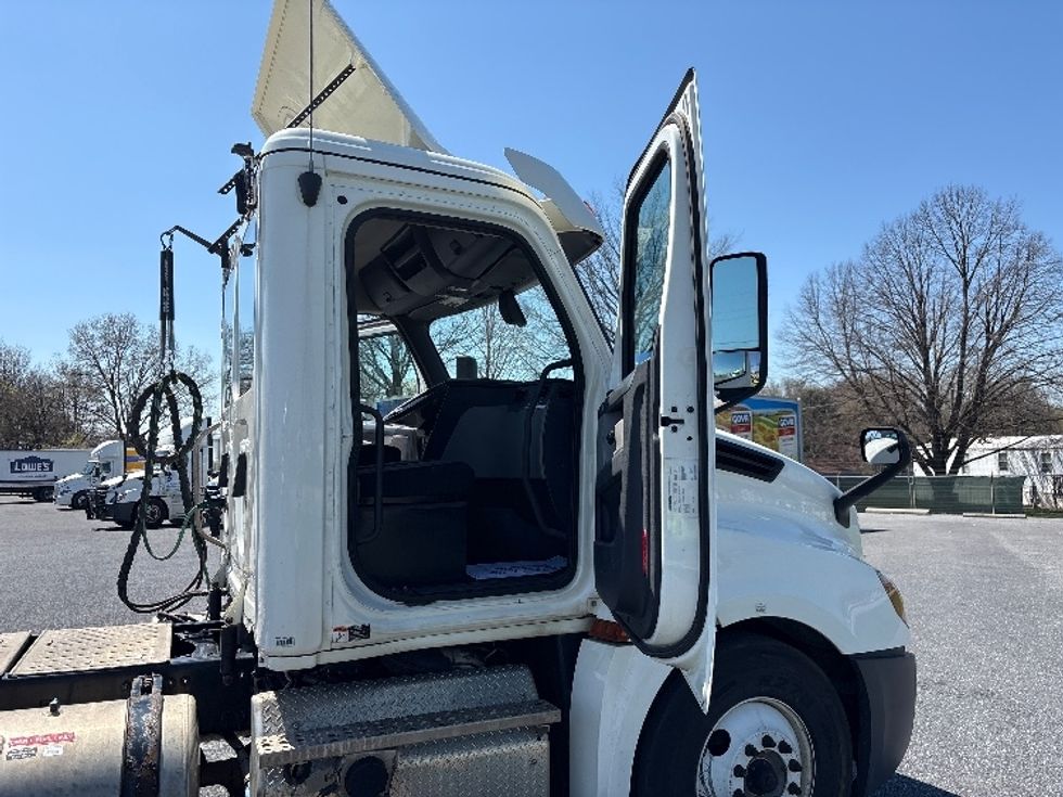 Day Cab Tractor-Heavy Duty Tractors-Freightliner-2018-T12664ST-Harrisburg-PA-521,512\n\t\tmiles-$ 30,250 - Image 10