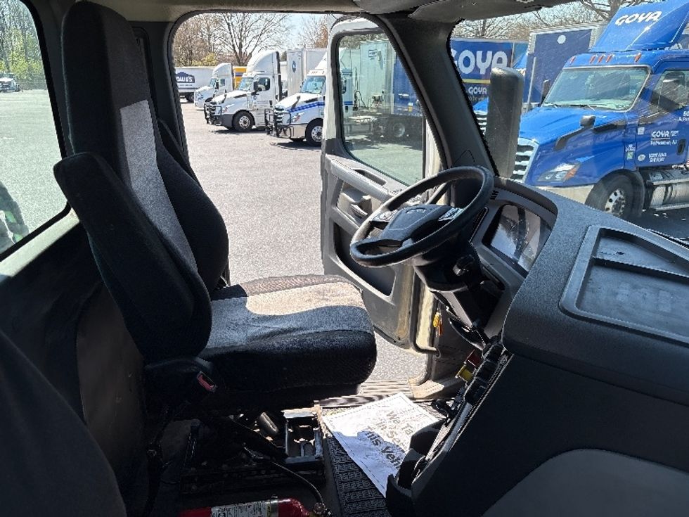 Day Cab Tractor-Heavy Duty Tractors-Freightliner-2018-T12664ST-Harrisburg-PA-521,512\n\t\tmiles-$ 30,250 - Image 12