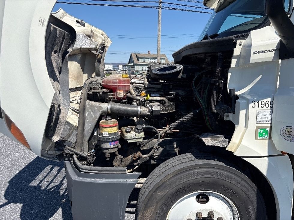 Day Cab Tractor-Heavy Duty Tractors-Freightliner-2018-T12664ST-Harrisburg-PA-521,512\n\t\tmiles-$ 30,250 - Image 14