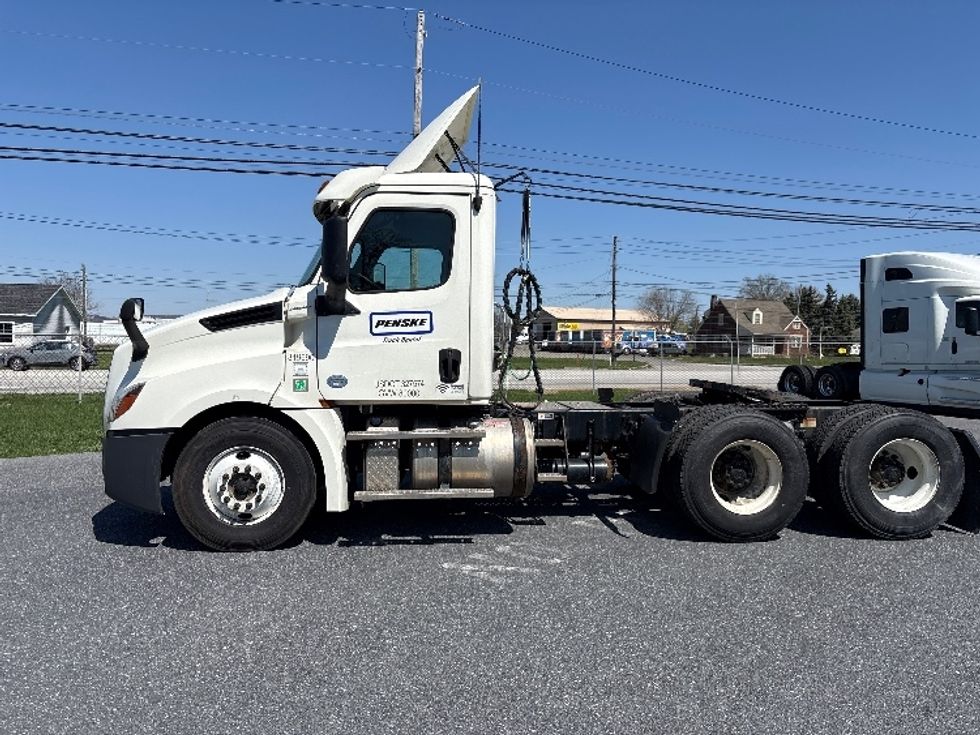Day Cab Tractor-Heavy Duty Tractors-Freightliner-2018-T12664ST-Harrisburg-PA-521,512\n\t\tmiles-$ 30,250 - Image 3