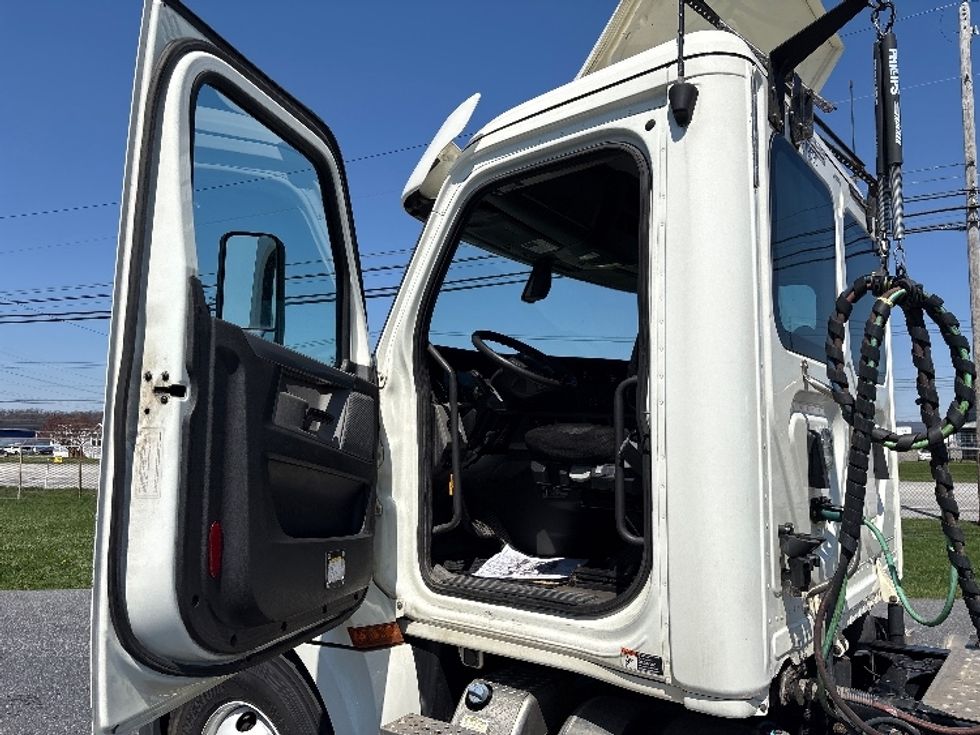 Day Cab Tractor-Heavy Duty Tractors-Freightliner-2018-T12664ST-Harrisburg-PA-521,512\n\t\tmiles-$ 30,250 - Image 7