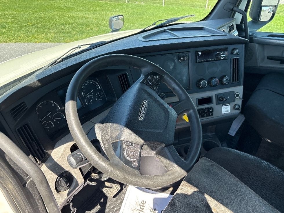 Day Cab Tractor-Heavy Duty Tractors-Freightliner-2018-T12664ST-Harrisburg-PA-521,512\n\t\tmiles-$ 30,250 - Image 8