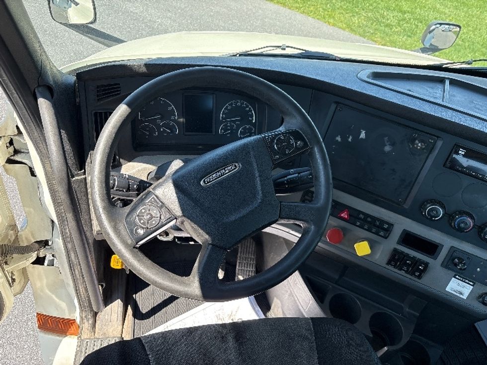 Day Cab Tractor-Heavy Duty Tractors-Freightliner-2018-T12664ST-Harrisburg-PA-521,512\n\t\tmiles-$ 30,250 - Image 9