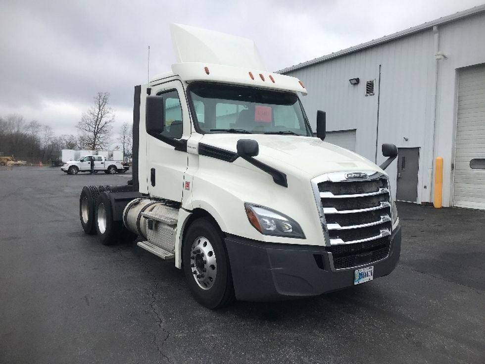 Day Cab Tractor-Heavy Duty Tractors-Freightliner-2018-T12664ST-Harrisburg-PA-532,758\n\t\tmiles-$ 36,500 - Image 1