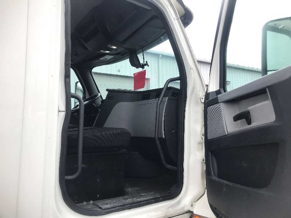 Day Cab Tractor-Heavy Duty Tractors-Freightliner-2018-T12664ST-Harrisburg-PA-532,758\n\t\tmiles-$ 36,500 - Image 12