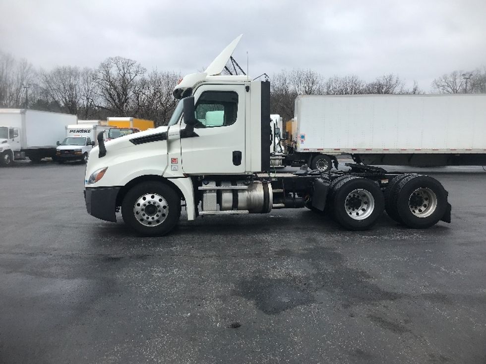 Day Cab Tractor-Heavy Duty Tractors-Freightliner-2018-T12664ST-Harrisburg-PA-532,758\n\t\tmiles-$ 36,500 - Image 4