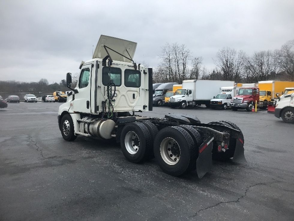 Day Cab Tractor-Heavy Duty Tractors-Freightliner-2018-T12664ST-Harrisburg-PA-532,758\n\t\tmiles-$ 36,500 - Image 5