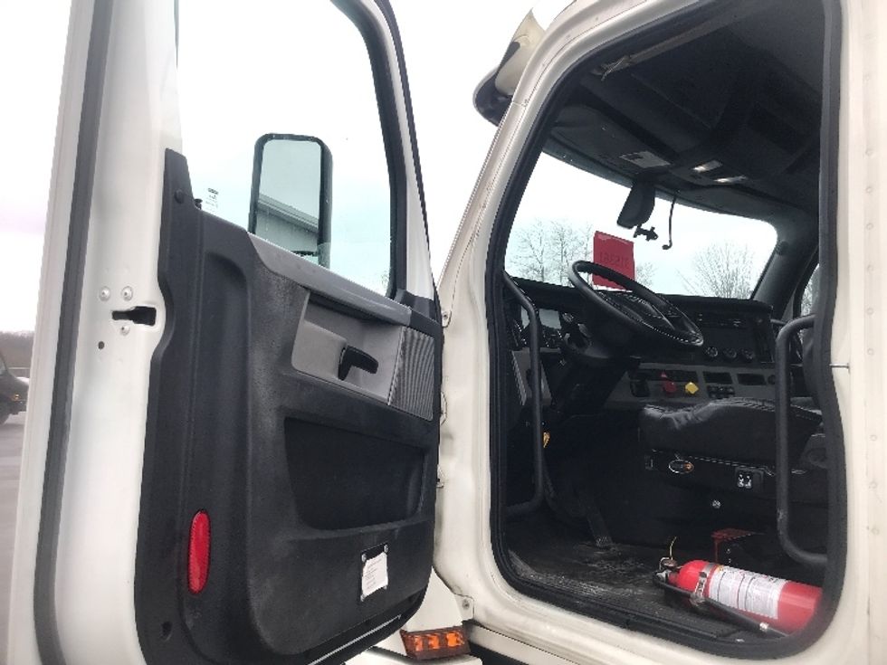 Day Cab Tractor-Heavy Duty Tractors-Freightliner-2018-T12664ST-Harrisburg-PA-532,758\n\t\tmiles-$ 36,500 - Image 9