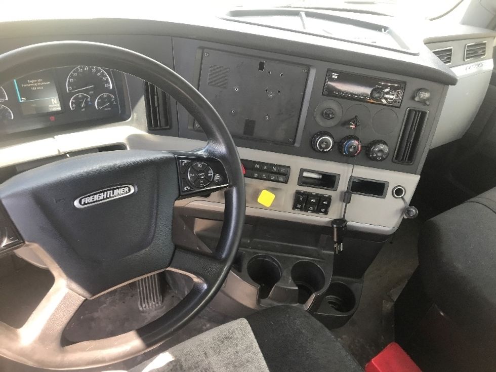 Day Cab Tractor-Heavy Duty Tractors-Freightliner-2018-T12664ST-Harrisburg-PA-596,212\n\t\tmiles-$ 31,500 - Image 11
