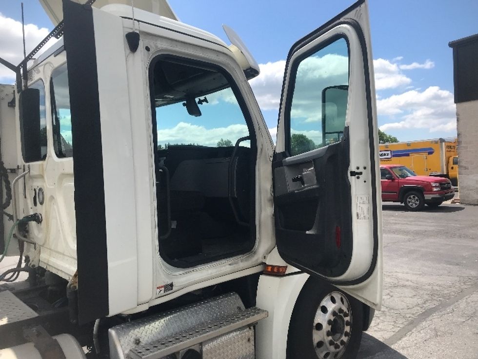 Day Cab Tractor-Heavy Duty Tractors-Freightliner-2018-T12664ST-Harrisburg-PA-596,212\n\t\tmiles-$ 31,500 - Image 12