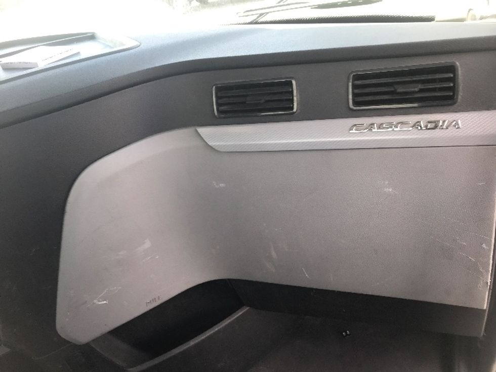 Day Cab Tractor-Heavy Duty Tractors-Freightliner-2018-T12664ST-Harrisburg-PA-596,212\n\t\tmiles-$ 31,500 - Image 13