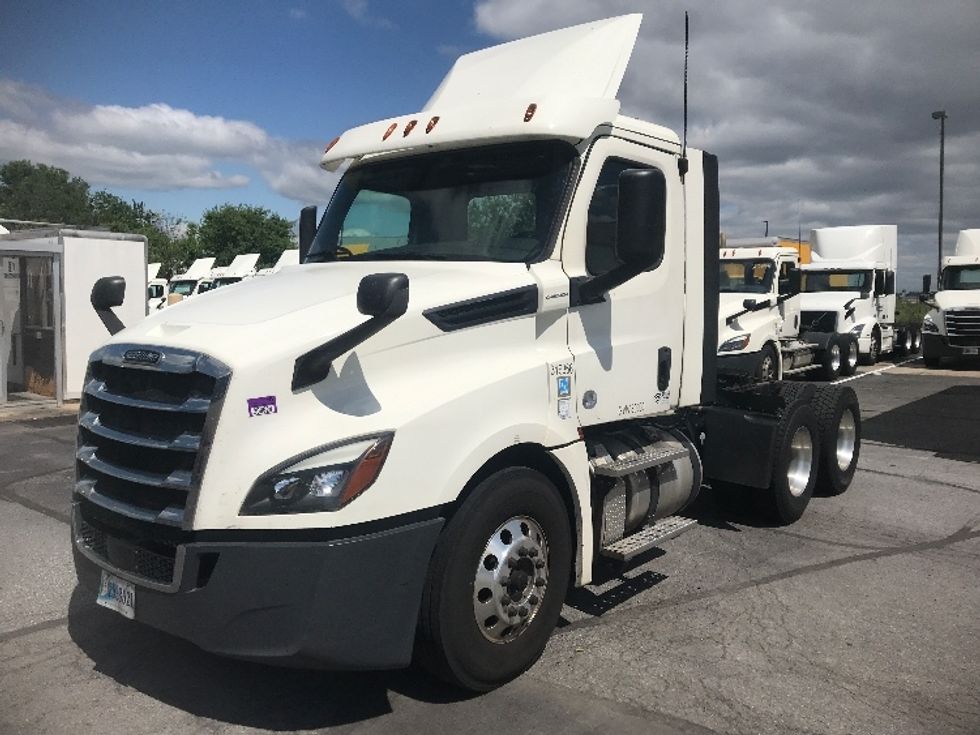 Day Cab Tractor-Heavy Duty Tractors-Freightliner-2018-T12664ST-Harrisburg-PA-596,212\n\t\tmiles-$ 31,500 - Image 3