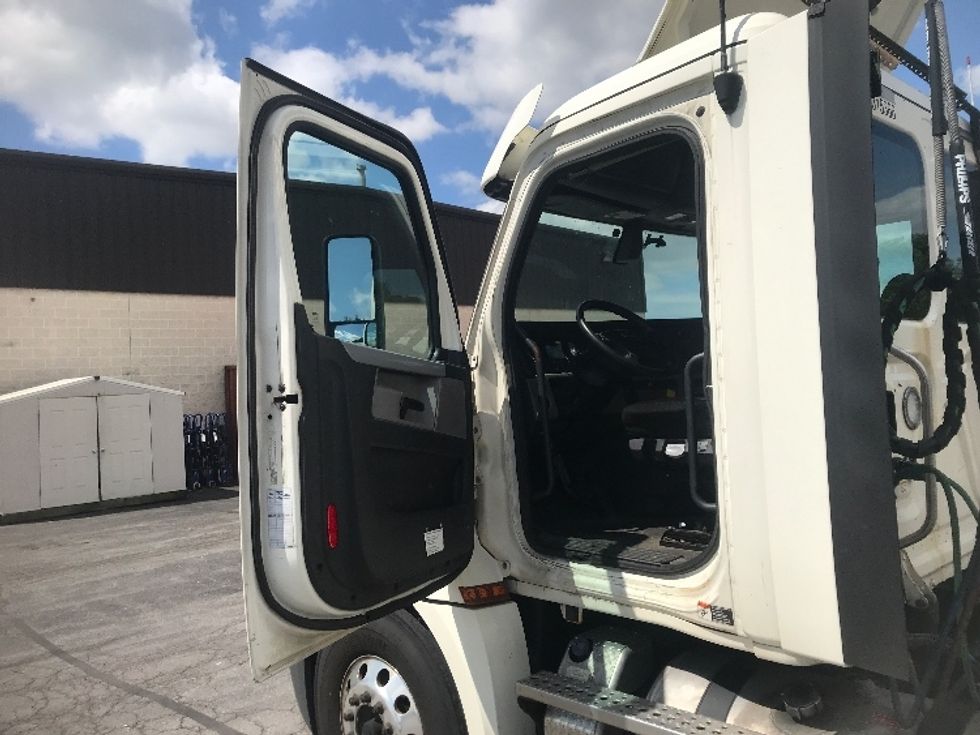 Day Cab Tractor-Heavy Duty Tractors-Freightliner-2018-T12664ST-Harrisburg-PA-596,212\n\t\tmiles-$ 31,500 - Image 9