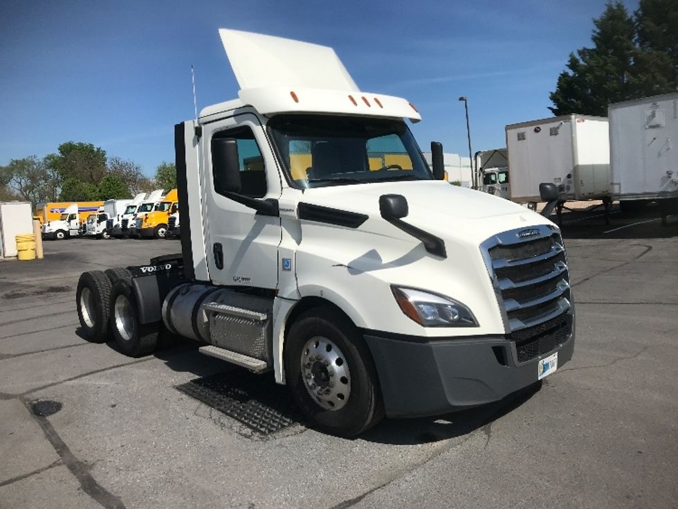 Day Cab Tractor-Heavy Duty Tractors-Freightliner-2018-T12664ST-Harrisburg-PA-629,727\n\t\tmiles-$ 28,750 - Image 1