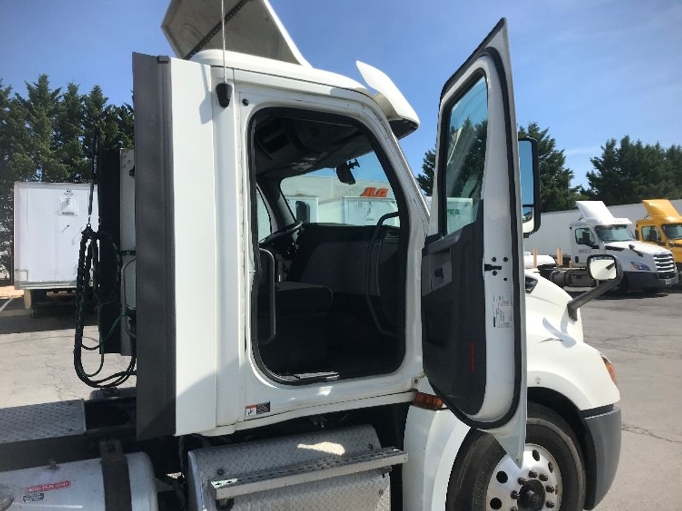 Day Cab Tractor-Heavy Duty Tractors-Freightliner-2018-T12664ST-Harrisburg-PA-629,727\n\t\tmiles-$ 28,750 - Image 12