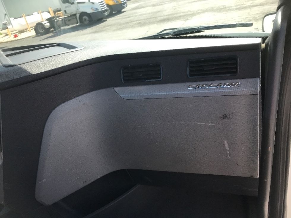 Day Cab Tractor-Heavy Duty Tractors-Freightliner-2018-T12664ST-Harrisburg-PA-629,727\n\t\tmiles-$ 28,750 - Image 13