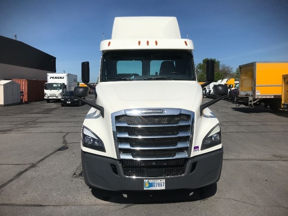 Day Cab Tractor-Heavy Duty Tractors-Freightliner-2018-T12664ST-Harrisburg-PA-629,727\n\t\tmiles-$ 28,750 - Image 2