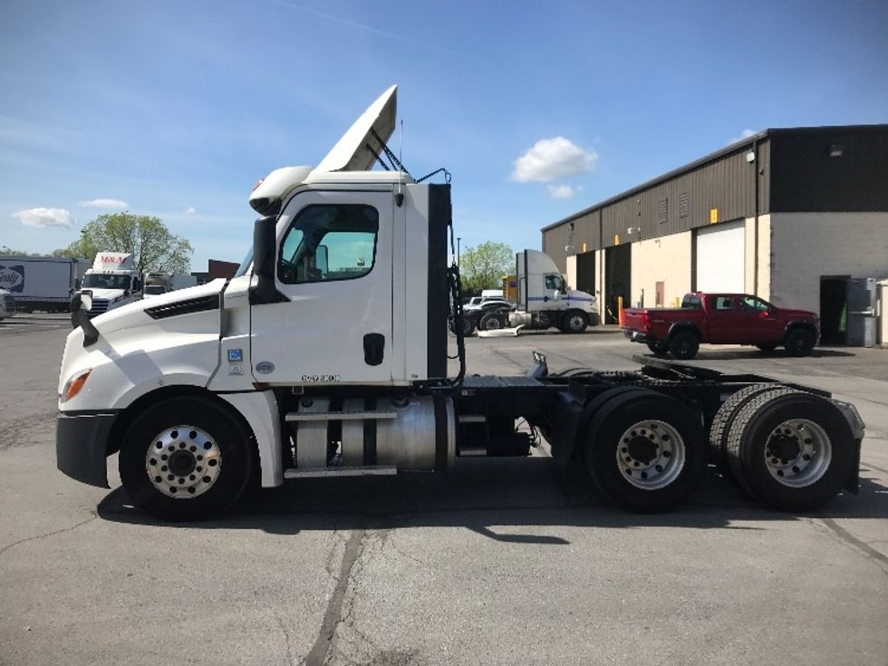 Day Cab Tractor-Heavy Duty Tractors-Freightliner-2018-T12664ST-Harrisburg-PA-629,727\n\t\tmiles-$ 28,750 - Image 4