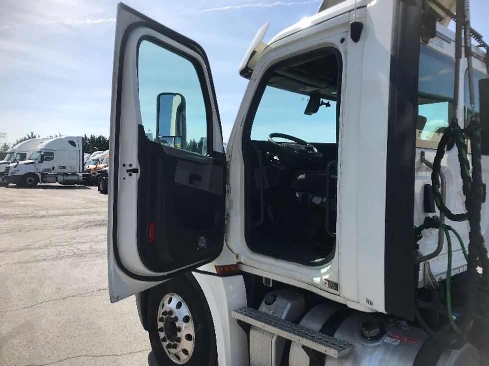 Day Cab Tractor-Heavy Duty Tractors-Freightliner-2018-T12664ST-Harrisburg-PA-629,727\n\t\tmiles-$ 28,750 - Image 9
