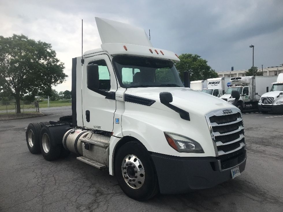 Day Cab Tractor-Heavy Duty Tractors-Freightliner-2018-T12664ST-Harrisburg-PA-703,965\n\t\tmiles-$ 23,250 - Image 1