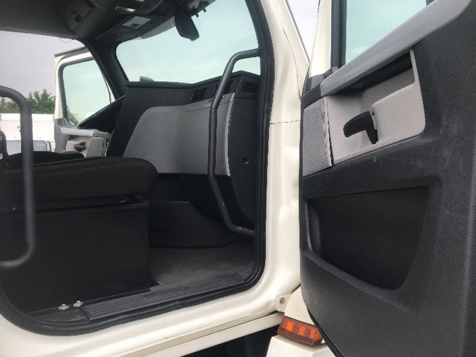 Day Cab Tractor-Heavy Duty Tractors-Freightliner-2018-T12664ST-Harrisburg-PA-703,965\n\t\tmiles-$ 23,250 - Image 12