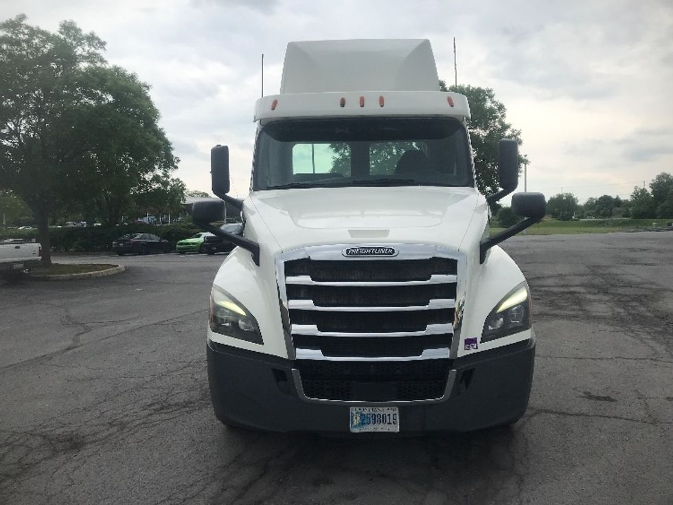 Day Cab Tractor-Heavy Duty Tractors-Freightliner-2018-T12664ST-Harrisburg-PA-703,965\n\t\tmiles-$ 23,250 - Image 2