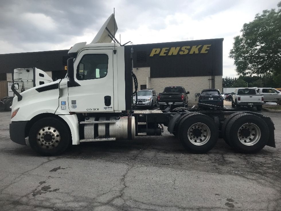 Day Cab Tractor-Heavy Duty Tractors-Freightliner-2018-T12664ST-Harrisburg-PA-703,965\n\t\tmiles-$ 23,250 - Image 4