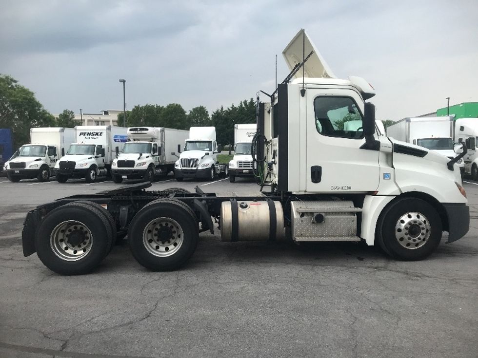 Day Cab Tractor-Heavy Duty Tractors-Freightliner-2018-T12664ST-Harrisburg-PA-703,965\n\t\tmiles-$ 23,250 - Image 8